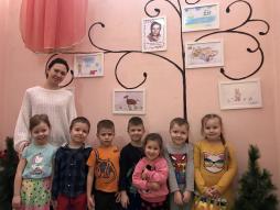 Тематические выставки детских рисунков на лестничных пролетах
